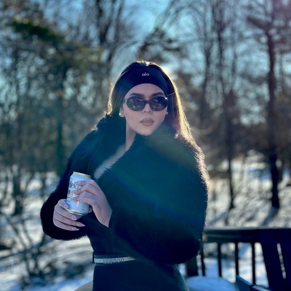 Meet your Posher, Elle - Picture 4 of 8